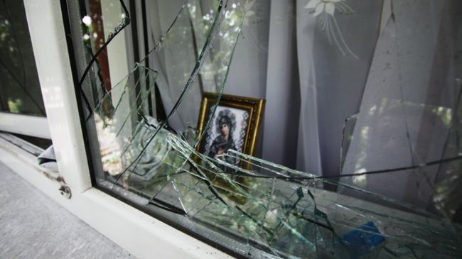 Разбитое окно дома в поселке Октябрь Донецкой области