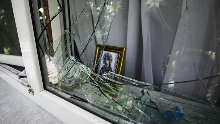 Разбитое окно дома в поселке Октябрь Донецкой области