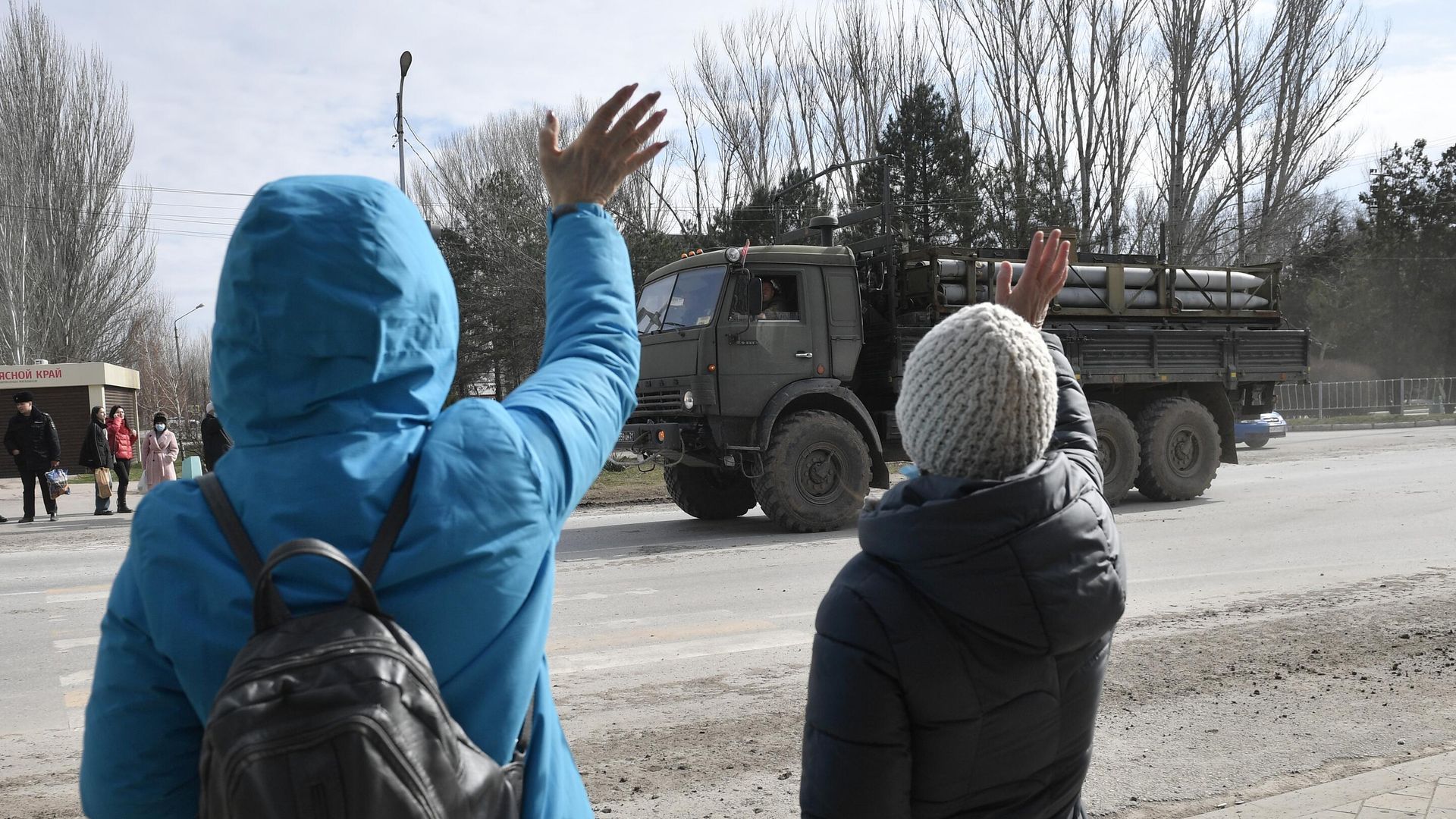 Жители Армянска приветствуют колонну военной техники ВС России Жители Армянска приветствуют колонну военной техники ВС России - РИА Новости, 1920, 06.12.2022