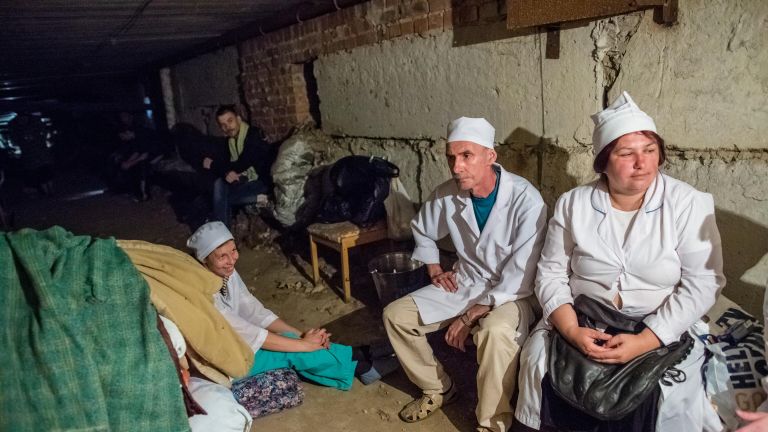 Врачи больницы в поселке Семеновка укрываются от артобстрела в подвале. Врачи больницы в поселке Семеновка укрываются от артобстрела в подвале.