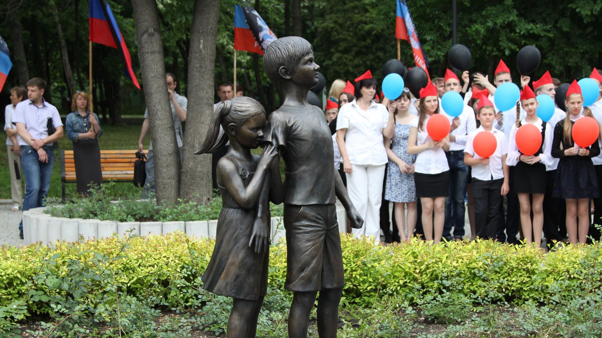 Памятная скульптура Детям Донбасса, детям войны в Парке культуры и отдыха имени Ленинского Комсомола в Донецке Памятная скульптура Детям Донбасса, детям войны в Парке культуры и отдыха имени Ленинского Комсомола в Донецке - РИА Новости, 1920, 11.07.2022