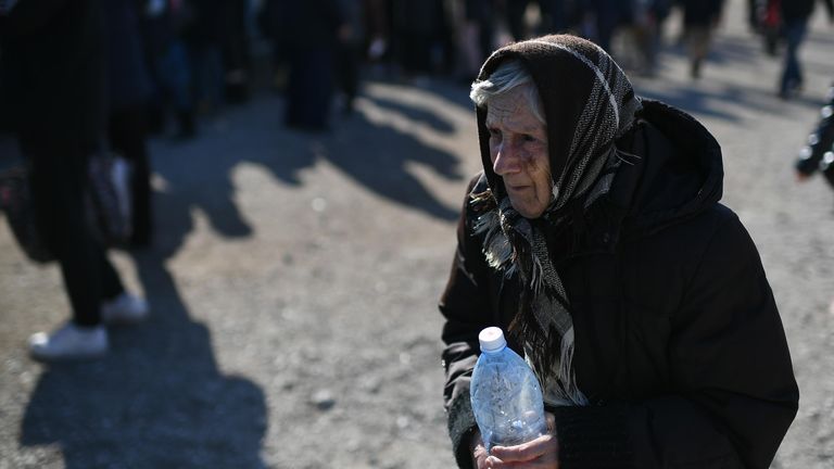 Пожилая беженка из Мариуполя в пункте временного размещения, организованном МЧС ДНР в селе Безыменное Пожилая беженка из Мариуполя в пункте временного размещения, организованном МЧС ДНР в селе Безыменное