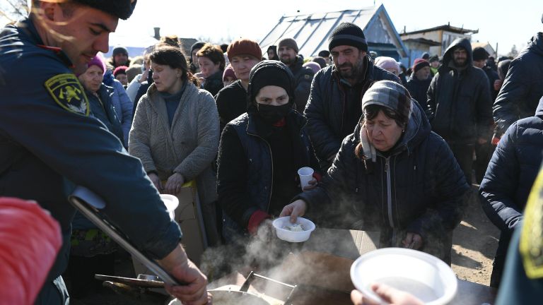 Беженцы из Мариуполя в очереди за горячей едой в пункте временного размещения, организованном МЧС ДНР в селе Безыменное