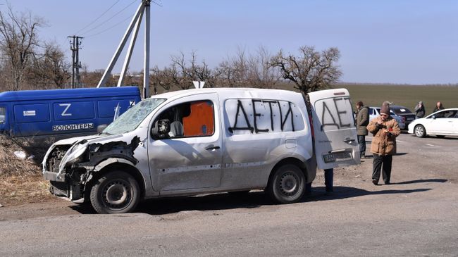 Беженцы из Мариуполя в пункте раздачи еды, который организовали волонтеры из Донецка