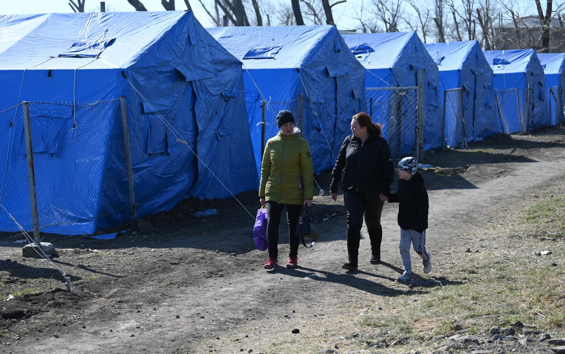 Беженцы из Мариуполя в пункте временного размещения, организованном МЧС ДНР в селе Безыменное Беженцы из Мариуполя в пункте временного размещения, организованном МЧС ДНР в селе Безыменное - РИА Новости, 1920, 18.04.2022