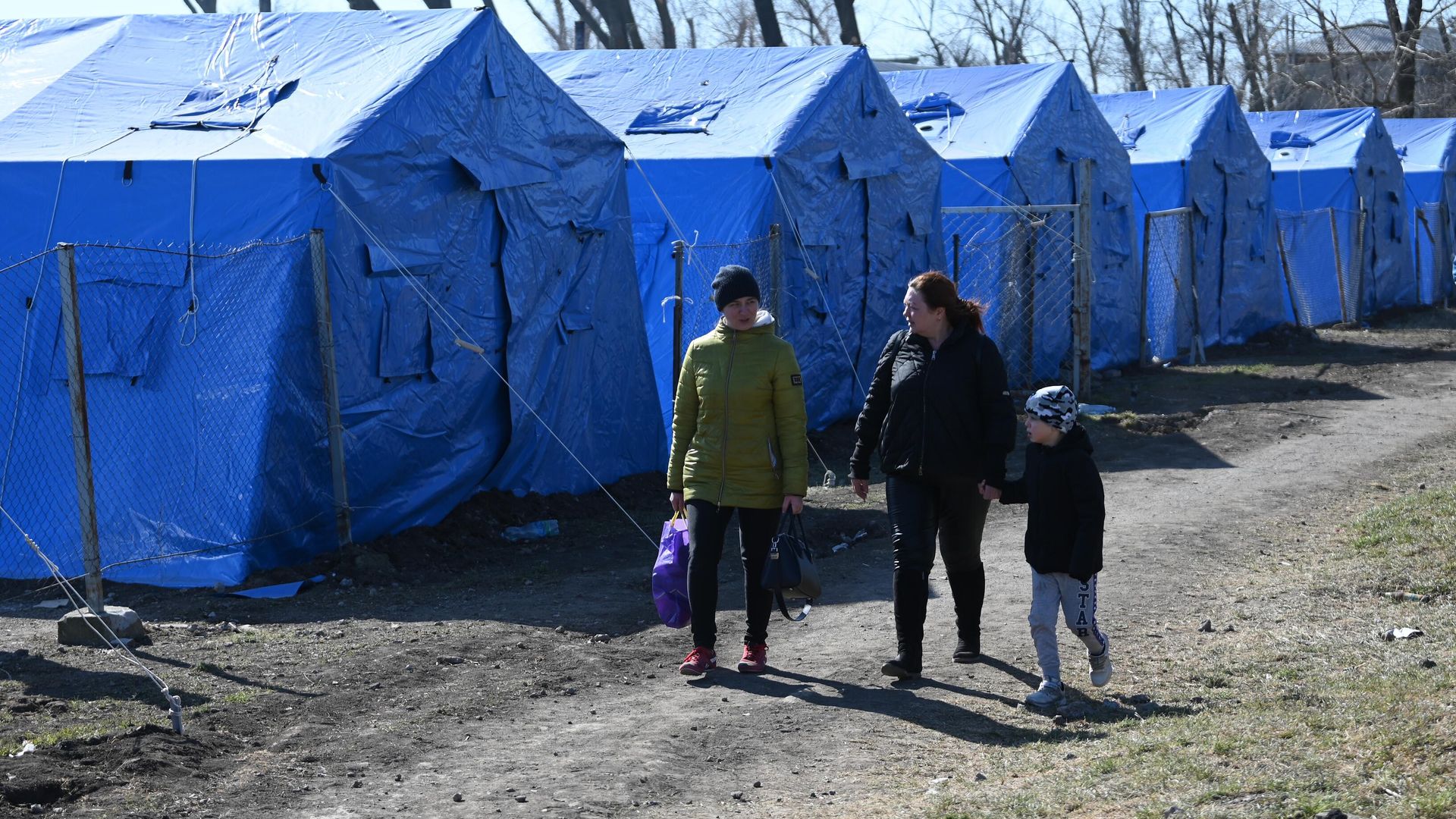 Беженцы из Мариуполя в пункте временного размещения, организованном МЧС ДНР в селе Безыменное Беженцы из Мариуполя в пункте временного размещения, организованном МЧС ДНР в селе Безыменное - РИА Новости, 1920, 28.03.2022