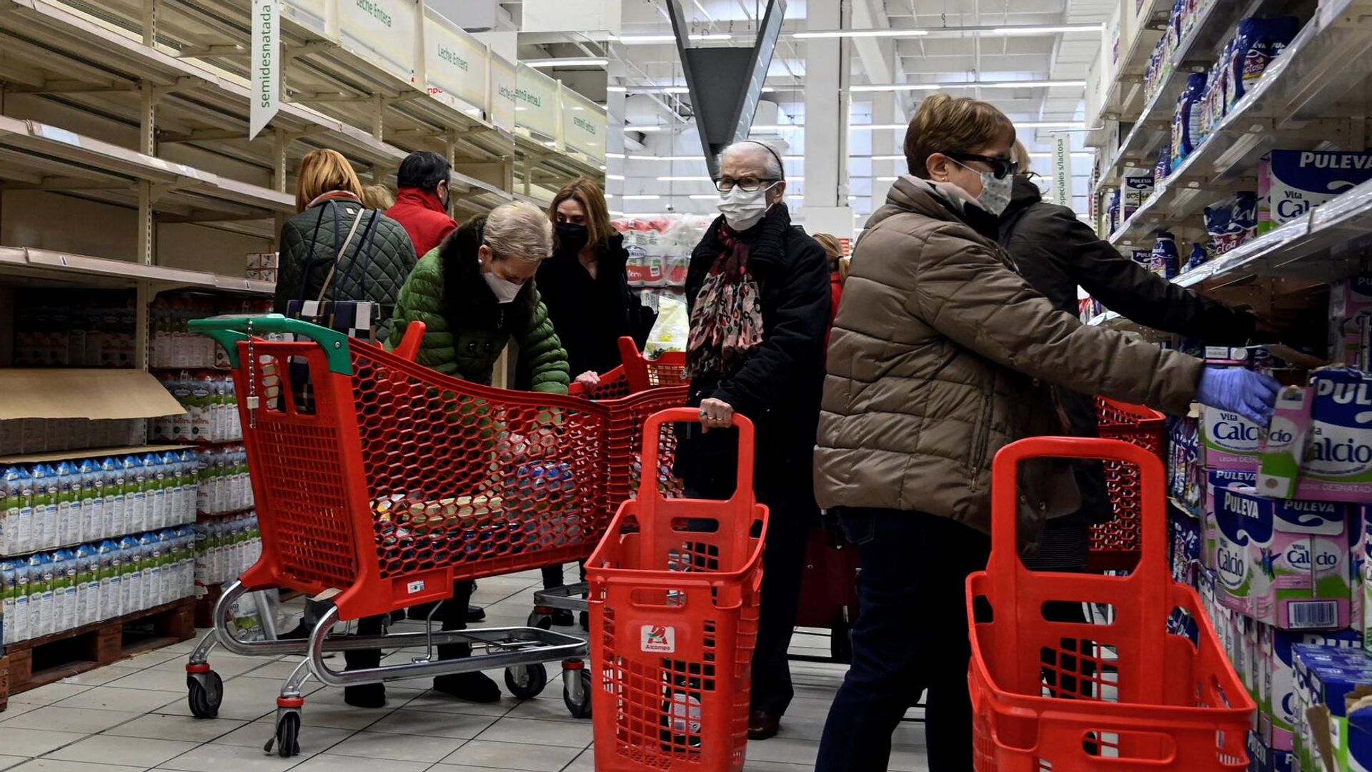Покупатели приобретают товары первой необходимости в супермаркете в Мадриде Покупатели приобретают товары первой необходимости в супермаркете в Мадриде - РИА Новости, 1920, 26.03.2022