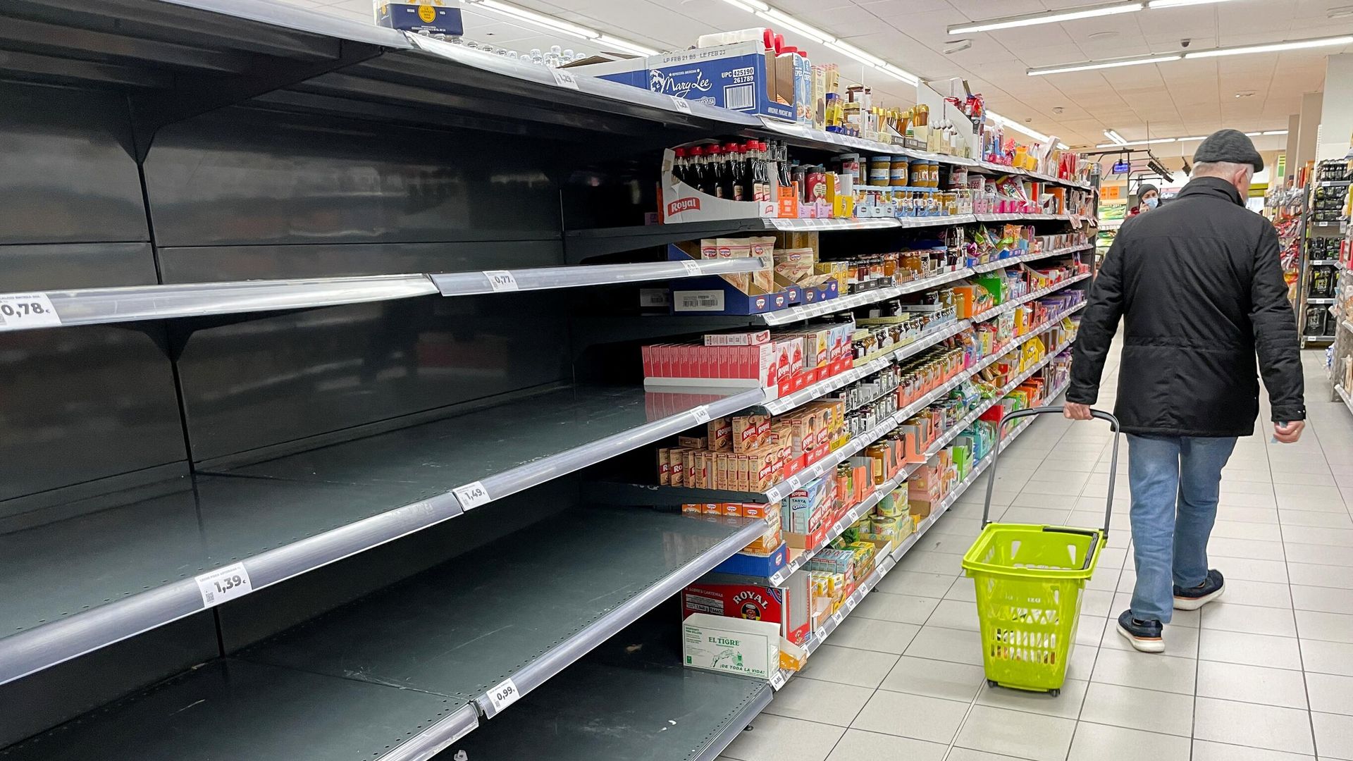 Пустые полки в одном из супермаркетов Мадрида, Испания Пустые полки в одном из супермаркетов Мадрида, Испания - РИА Новости, 1920, 31.03.2022