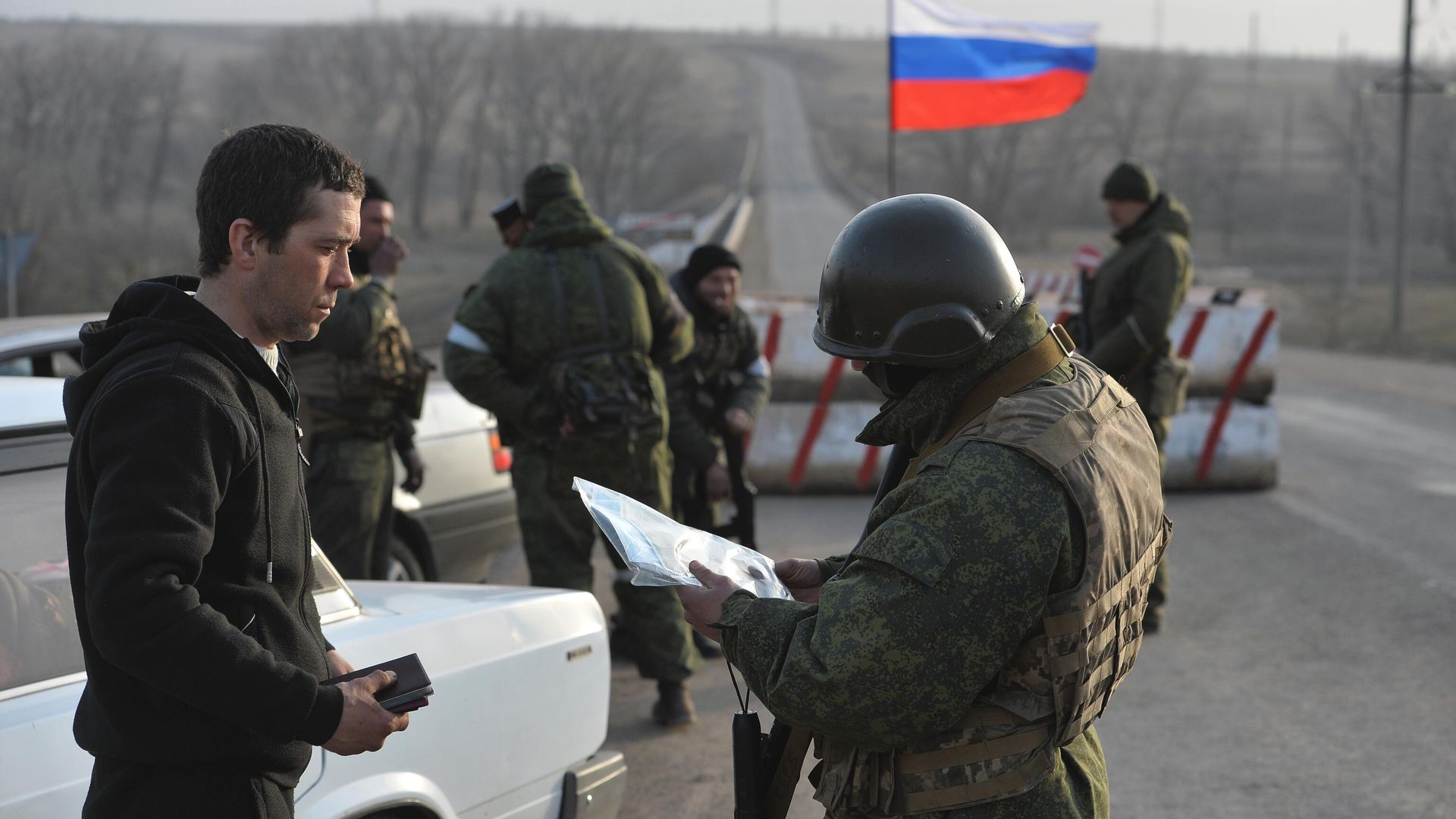Боец Народной милиции ДНР проверяет документы у водителя на блок-посту под Мариуполем Боец Народной милиции ДНР проверяет документы у водителя на блок-посту под Мариуполем - РИА Новости, 1920, 20.04.2022