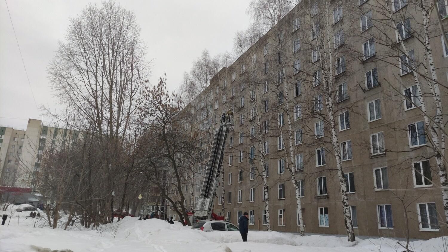 Ликвидация пожара в доме на улице Молодежный Бульвар в Октябрьском районе города Уфы Ликвидация пожара в доме на улице Молодежный Бульвар в Октябрьском районе города Уфы - РИА Новости, 1920, 26.03.2022