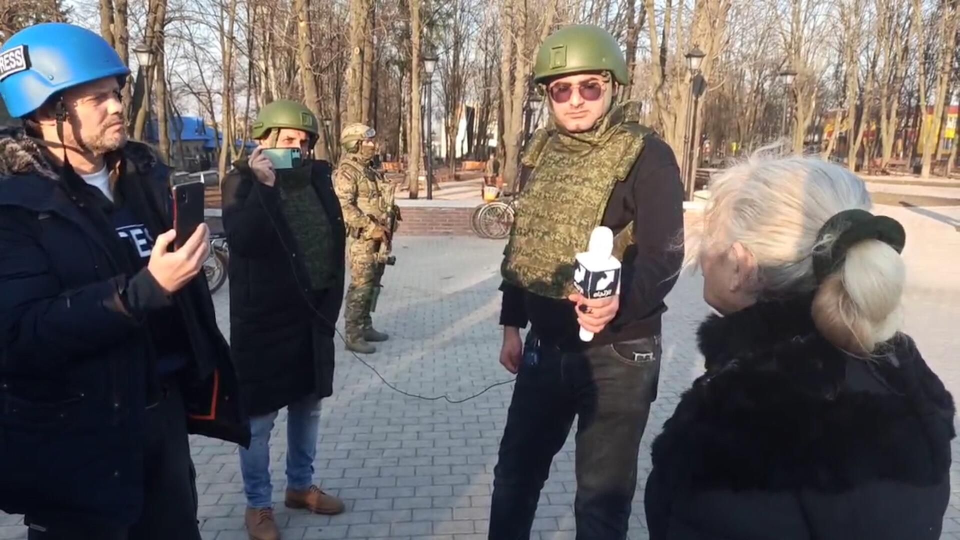 Жители Волновахи рассказывают иностранным журналистам, что реально происходило Жители Волновахи рассказывают иностранным журналистам, что реально происходило - РИА Новости, 1920, 26.03.2022