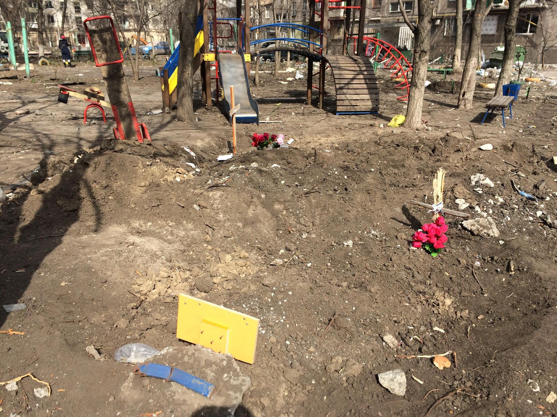 Свежие могилы в одном из дворов Мариуполя Свежие могилы в одном из дворов Мариуполя - РИА Новости, 1920, 30.03.2022