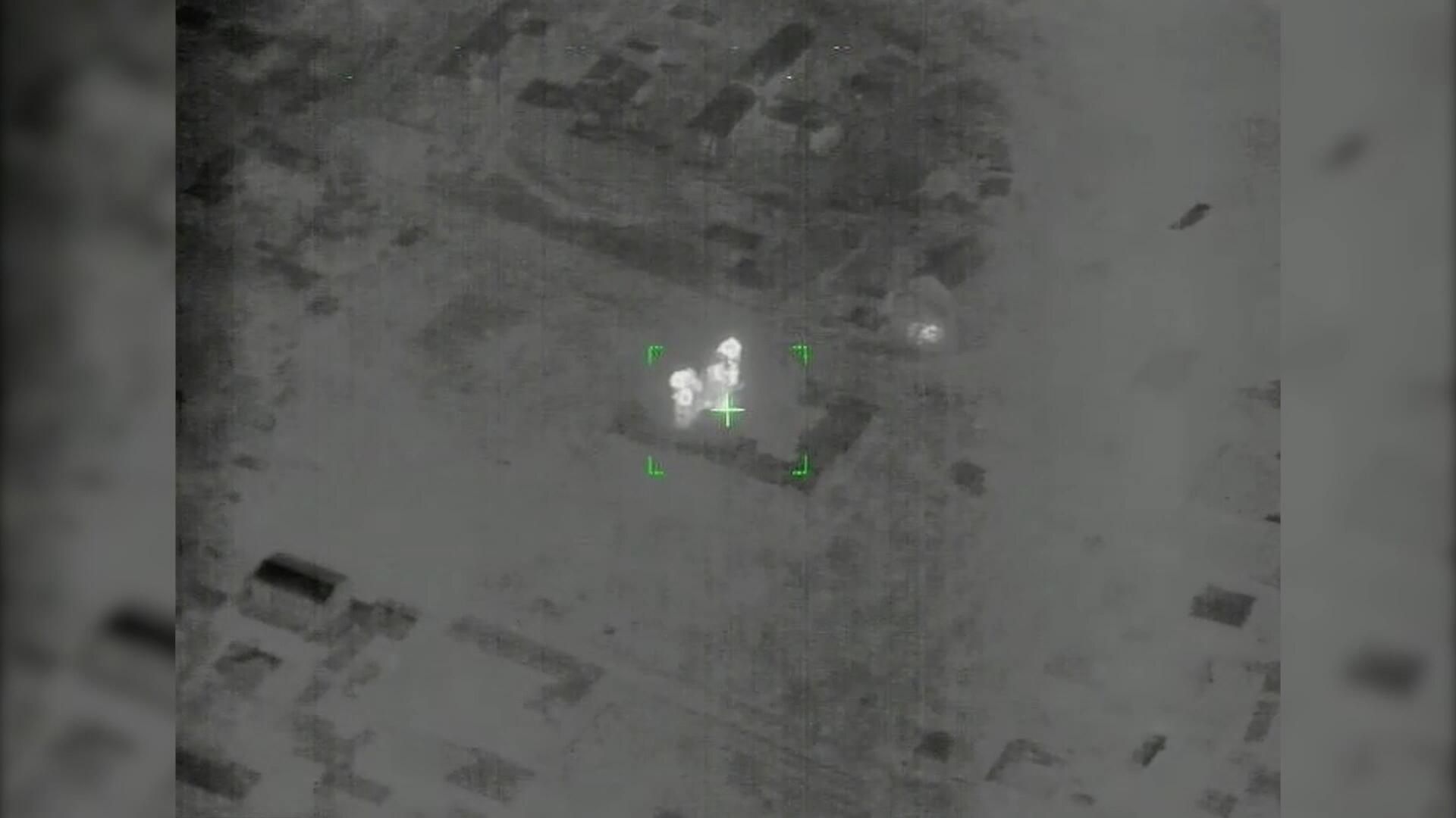 Штурмовики Су-25 уничтожили склады с вооружением ВСУ. Кадры Минобороны РФ - РИА Новости, 1920, 27.03.2022