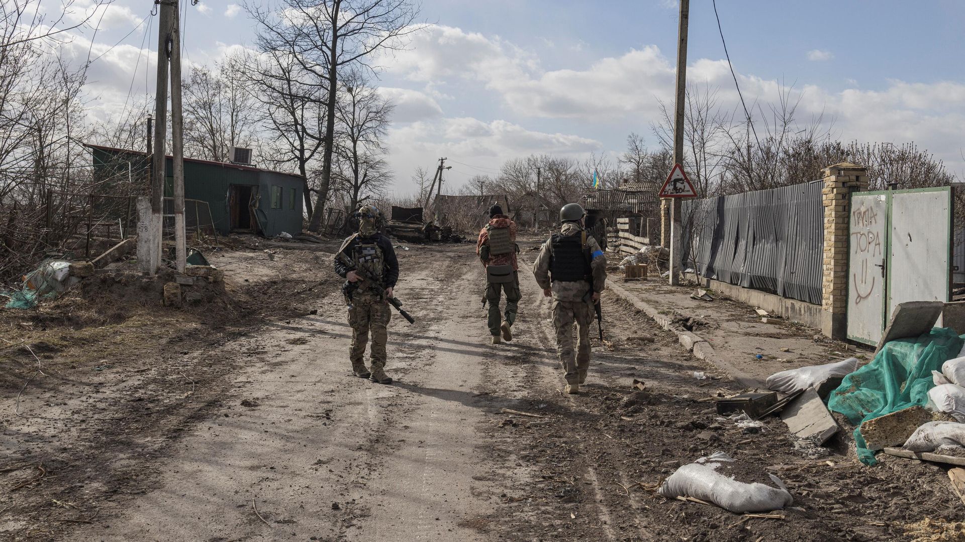 Украинские военные в селе Лукьяновка под Киевом Украинские военные в селе Лукьяновка под Киевом - РИА Новости, 1920, 18.04.2022
