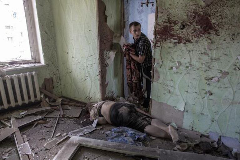 Тело погибшей в своей квартире женщины. Последствия артиллерийского обстрела украинскими военными микрорайона Артема в Славянске Тело погибшей в своей квартире женщины. Последствия артиллерийского обстрела украинскими военными микрорайона Артема в Славянске