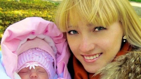 Кристина Жук и ее 10-месячная дочка Кира стали жертвами обстрела Горловки 27 июля 2014 года. Кристина Жук и ее 10-месячная дочка Кира стали жертвами обстрела Горловки 27 июля 2014 года. - РИА Новости, 1920, 01.03.2023