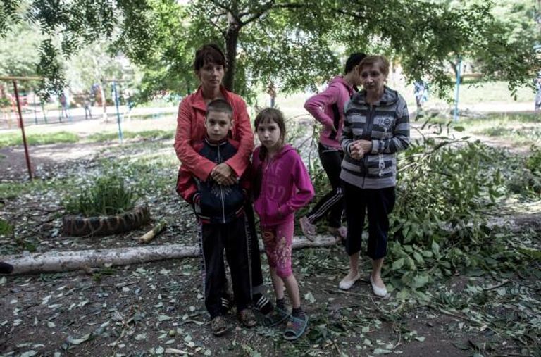 2455300 29.06.2014 Семья во дворе жилого дома, в котором были разрушены многие квартиры. Последствия артиллерийского обстрела украинскими военными микрорайона Артема в Славянске. Андрей Стенин / РИА Новости 2455300 29.06.2014 Семья во дворе жилого дома, в котором были разрушены многие квартиры. Последствия артиллерийского обстрела украинскими военными микрорайона Артема в Славянске. Андрей Стенин / РИА Новости