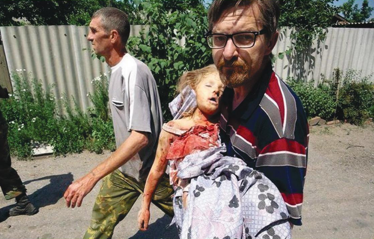 08.06.2014 года, пос. Семеновка. В результате артиллерийского обстрела военными
преступниками из Вооруженных Сил Украины, была убита пятилетняя девочка. 08.06.2014 года, пос. Семеновка. В результате артиллерийского обстрела военными
преступниками из Вооруженных Сил Украины, была убита пятилетняя девочка.