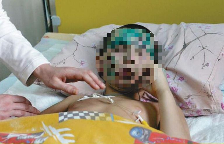 02.01.2015 года, г. Шахтерск. В результате артиллерийского обстрела военными преступниками
из Вооруженных Сил Украины, маленький Ваня Воронов лишился правой руки и обеих ног. Его младший брат
Тимофей, а также его отец – погибли на месте. 02.01.2015 года, г. Шахтерск. В результате артиллерийского обстрела военными преступниками
из Вооруженных Сил Украины, маленький Ваня Воронов лишился правой руки и обеих ног. Его младший брат
Тимофей, а также его отец – погибли на месте.