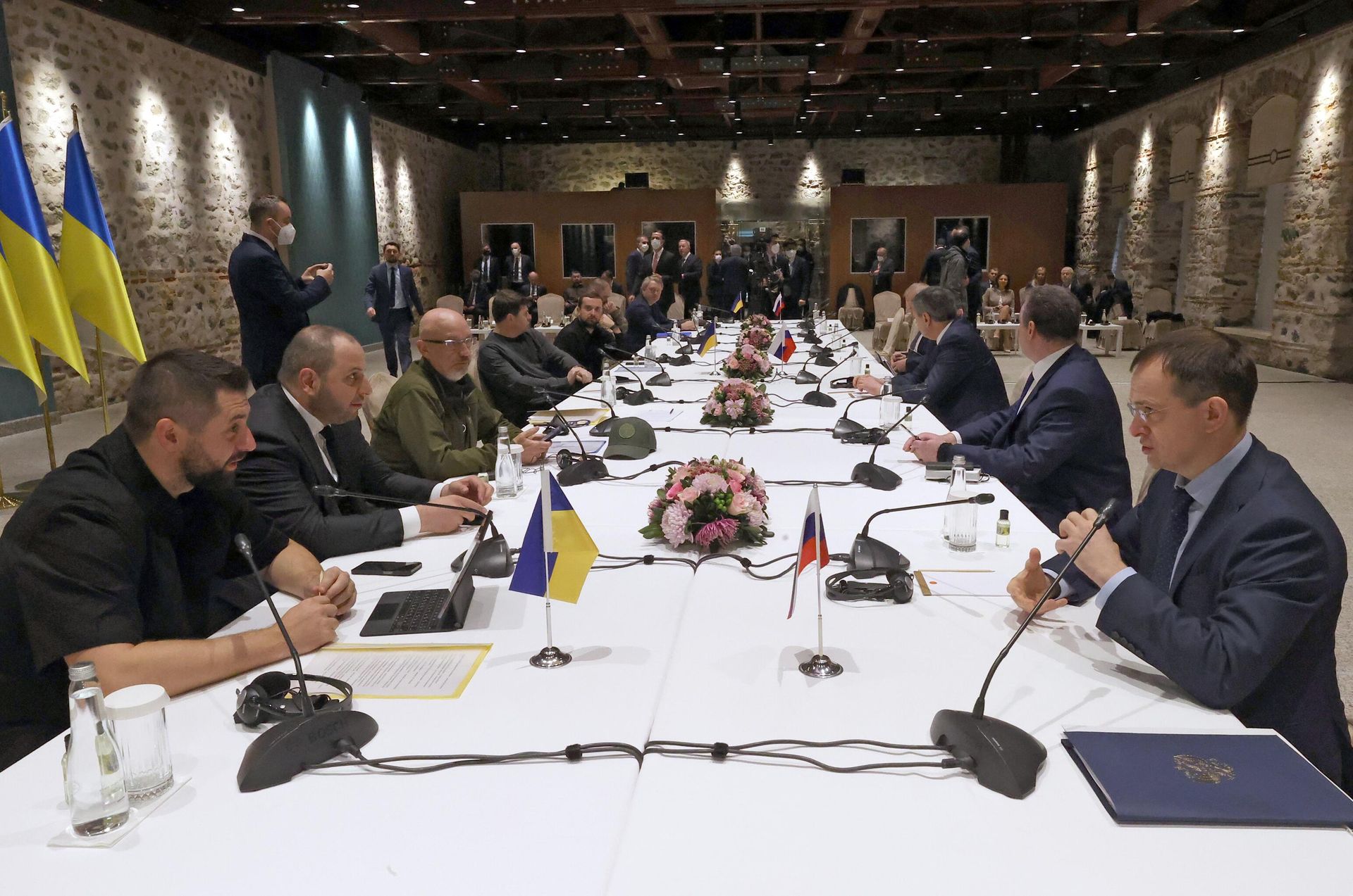 Руководитель фракции Слуга народа в Верховной раде Украины Давид Арахамия и помощник президента РФ Владимир Мединский во время российско-украинских переговоров во дворце Долмабахче в Стамбуле Руководитель фракции Слуга народа в Верховной раде Украины Давид Арахамия и помощник президента РФ Владимир Мединский во время российско-украинских переговоров во дворце Долмабахче в Стамбуле - РИА Новости, 1920, 01.07.2022