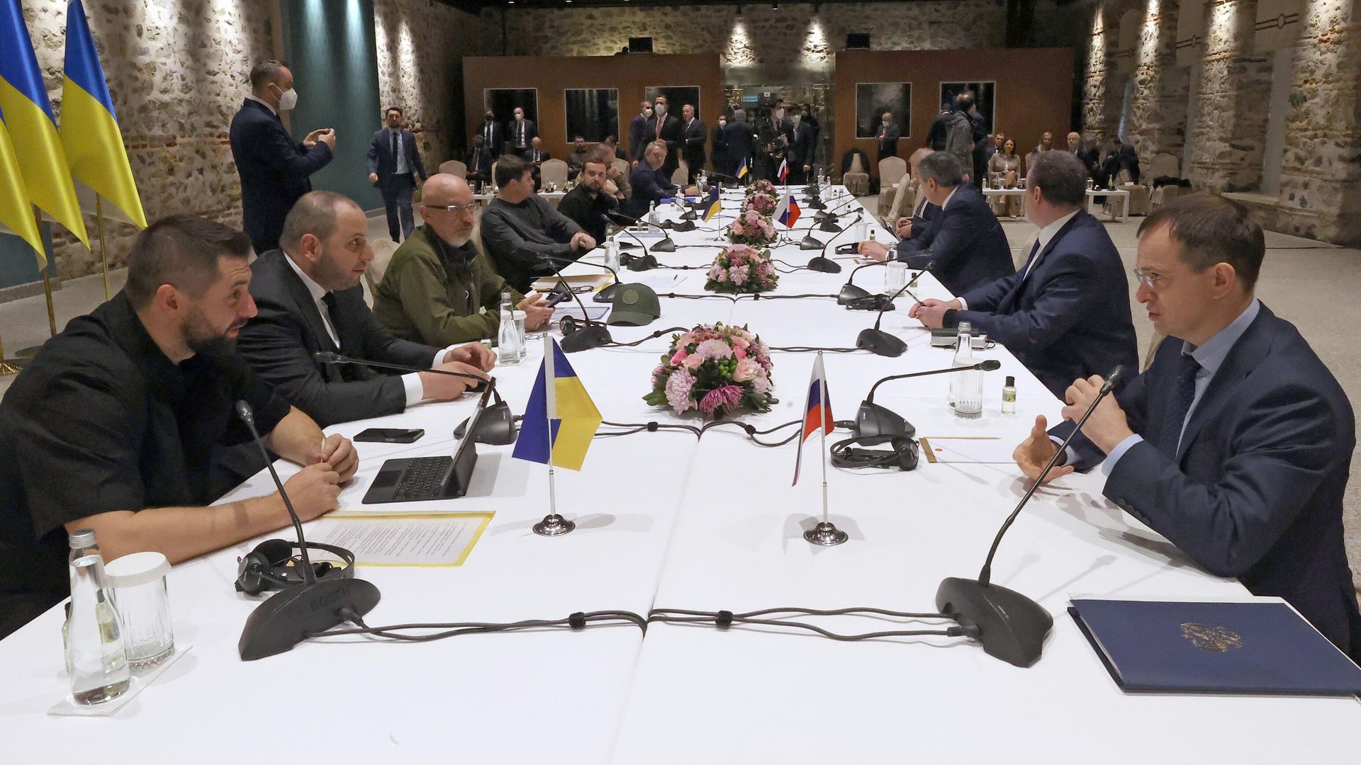 Руководитель фракции Слуга народа в Верховной раде Украины Давид Арахамия и помощник президента РФ Владимир Мединский во время российско-украинских переговоров во дворце Долмабахче в Стамбуле Руководитель фракции Слуга народа в Верховной раде Украины Давид Арахамия и помощник президента РФ Владимир Мединский во время российско-украинских переговоров во дворце Долмабахче в Стамбуле - РИА Новости, 1920, 16.04.2024