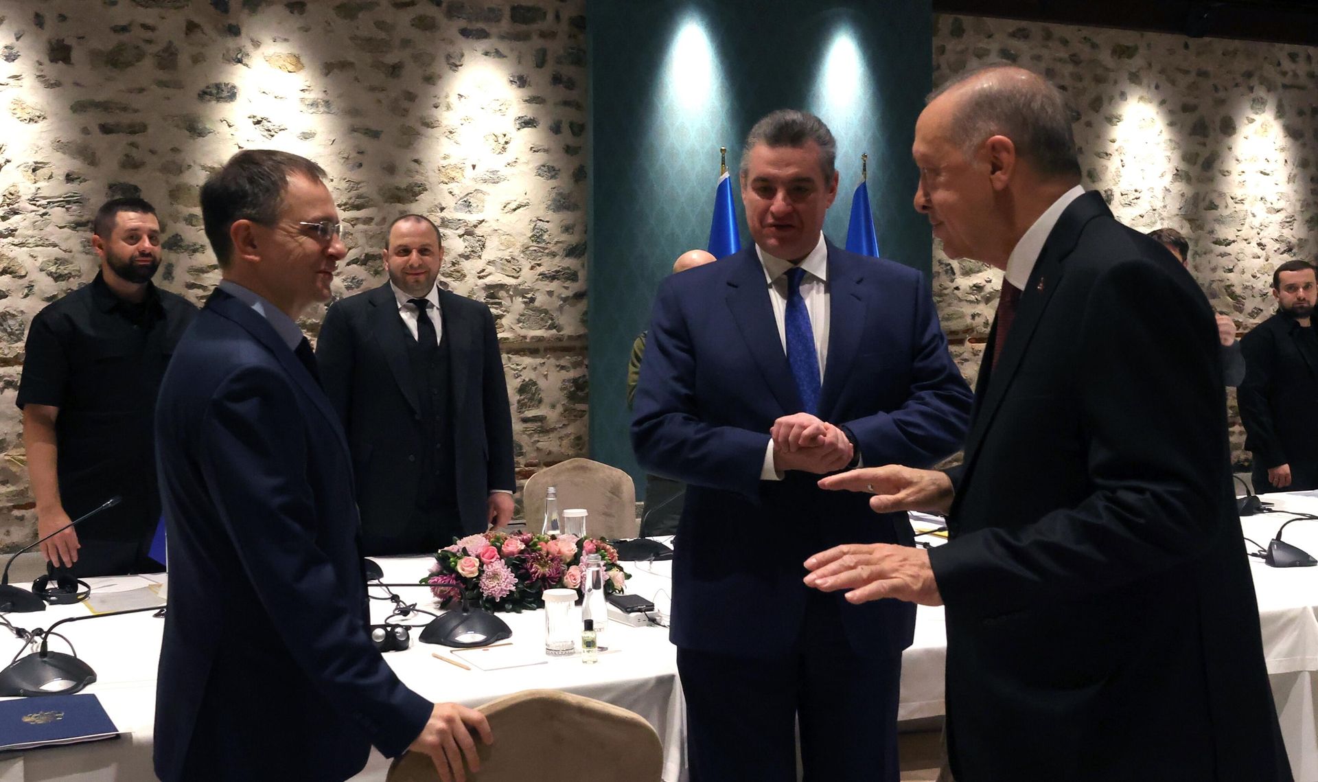 Помощник президента РФ Владимир Мединский, председатель комитета Государственной Думы РФ по международным делам Леонид Слуцкий и президент Турции Тайип Эрдоган перед началом российско-украинских переговоров во дворце Долмабахче в Стамбуле Помощник президента РФ Владимир Мединский, председатель комитета Государственной Думы РФ по международным делам Леонид Слуцкий и президент Турции Тайип Эрдоган перед началом российско-украинских переговоров во дворце Долмабахче в Стамбуле - РИА Новости, 1920, 19.06.2024