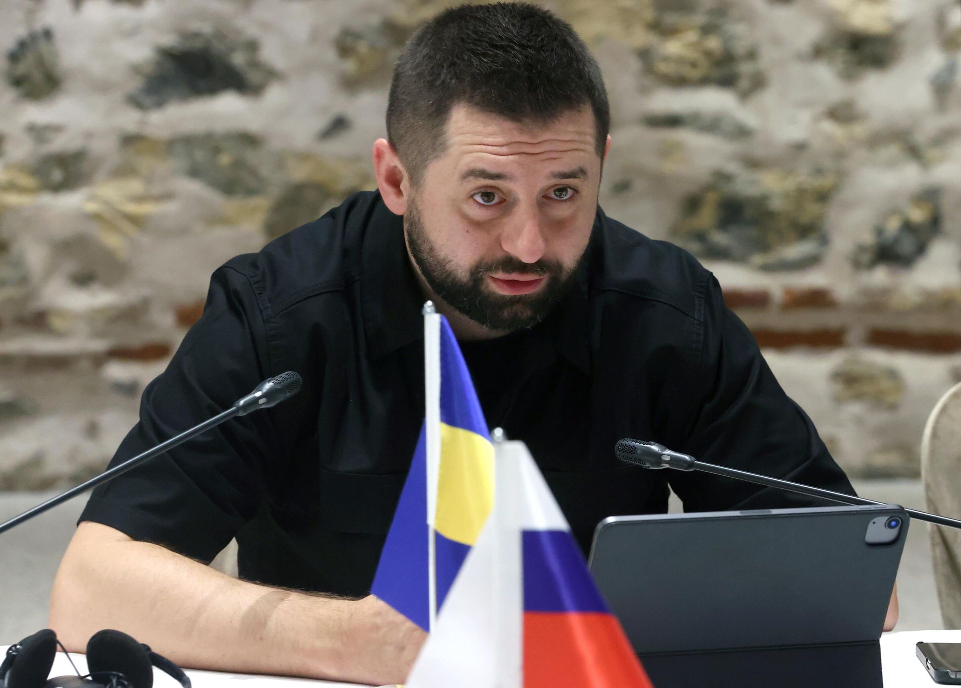 Руководитель фракции Слуга народа в Верховной раде Украины Давид Арахамия во время российско-украинских переговоров во дворце Долмабахче в Стамбуле Руководитель фракции Слуга народа в Верховной раде Украины Давид Арахамия во время российско-украинских переговоров во дворце Долмабахче в Стамбуле - РИА Новости, 1920, 11.08.2023