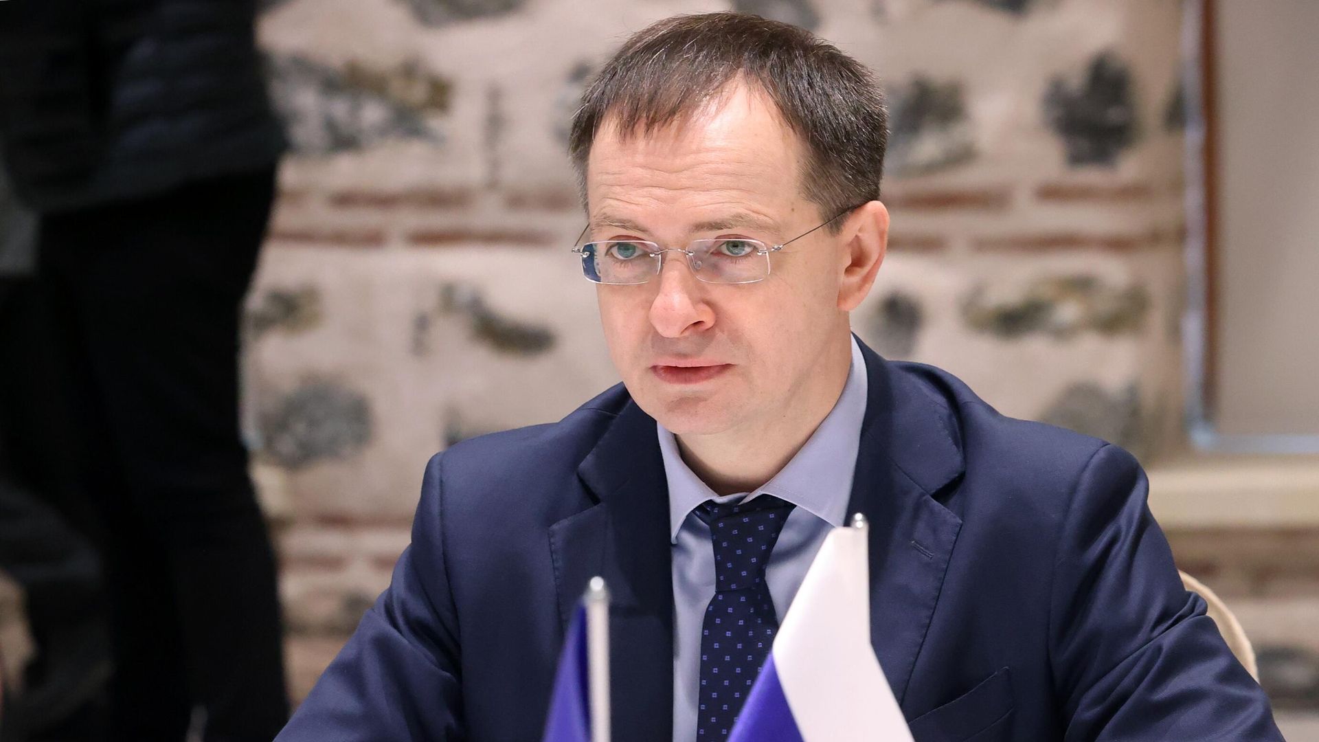 Помощник президента РФ Владимир Мединский во время российско-украинских переговоров во дворце Долмабахче в Стамбуле Помощник президента РФ Владимир Мединский во время российско-украинских переговоров во дворце Долмабахче в Стамбуле - РИА Новости, 1920, 29.03.2022