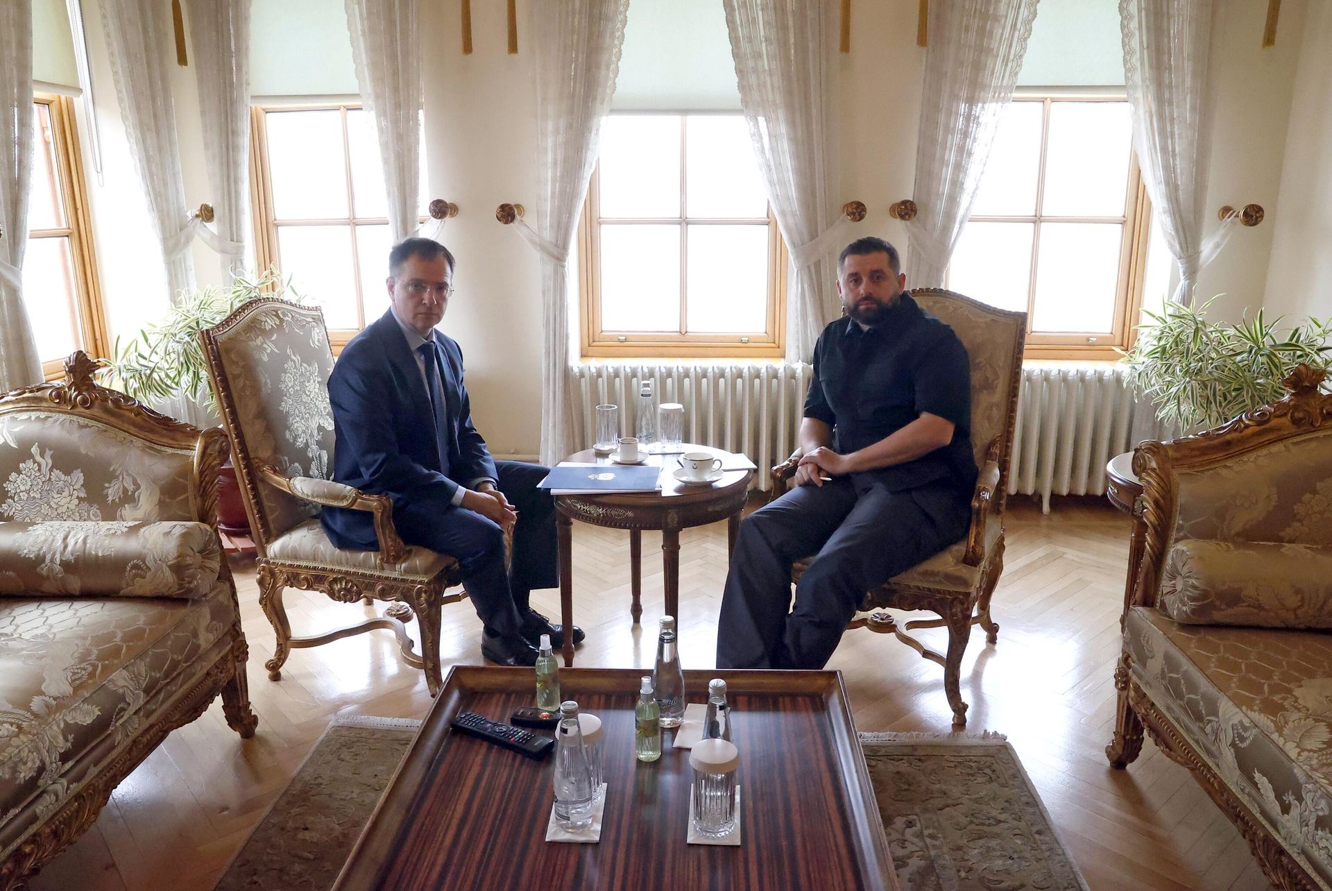 Помощник президента РФ Владимир Мединский и руководитель фракции Слуга народа в Верховной раде Украины Давид Арахамия во время встречи во дворце Долмабахче в Стамбуле Помощник президента РФ Владимир Мединский и руководитель фракции Слуга народа в Верховной раде Украины Давид Арахамия во время встречи во дворце Долмабахче в Стамбуле - РИА Новости, 1920, 16.08.2023
