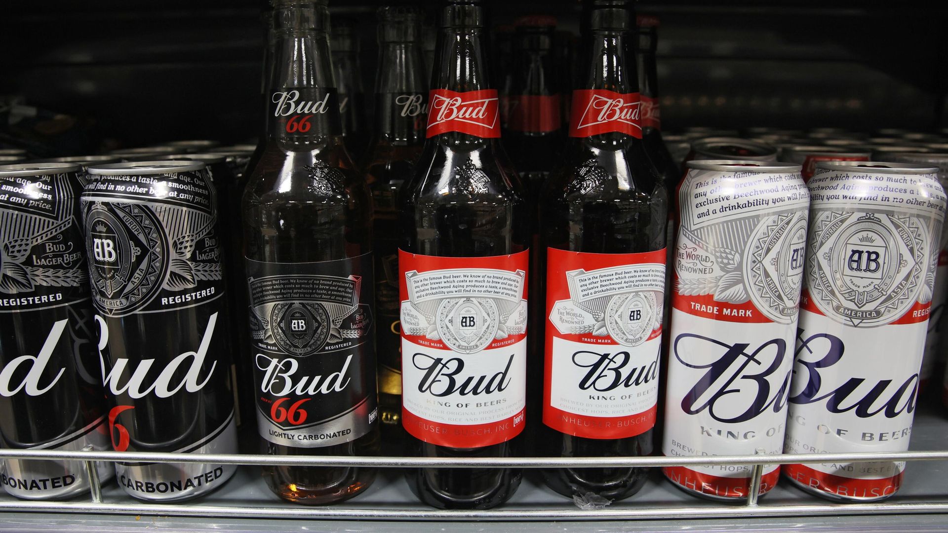 Пиво Bud на полке магазина Пиво Bud на полке магазина - РИА Новости, 1920, 28.03.2022