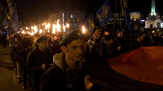 Факельный марш подросток — неонацистов в центре Киева Факельный марш подросток — неонацистов в центре Киева