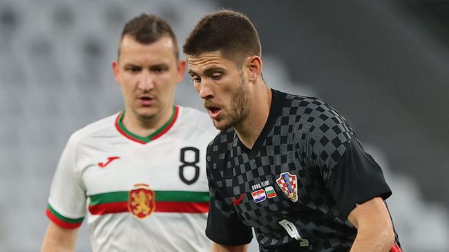 Футболист сборной Хорватии Андрей Крамарич (справа) и футболист сборной Болгарии Тодор Неделев Футболист сборной Хорватии Андрей Крамарич (справа) и футболист сборной Болгарии Тодор Неделев