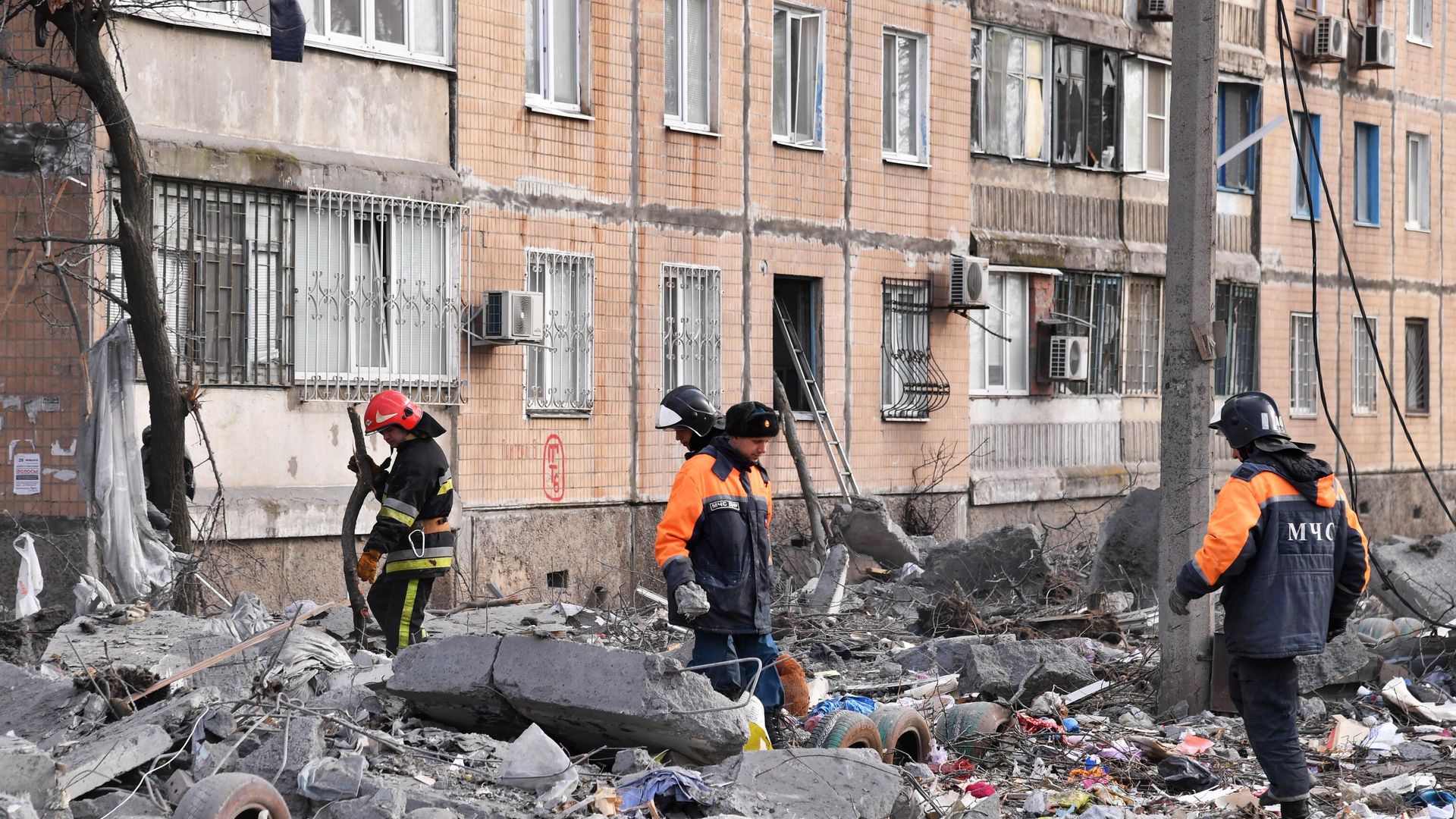 Сотрудники МЧС ДНР ликвидируют последствия попадания снаряда ВСУ в жилой дом на улице Пинтера в Донецке - РИА Новости, 1920, 30.03.2022
