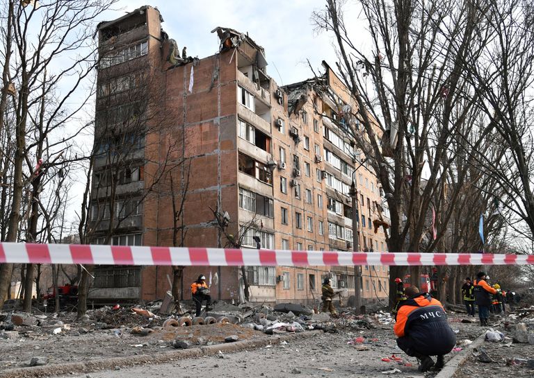 Сотрудники МЧС ДНР ликвидируют последствия попадания снаряда ВСУ в жилой дом на улице Пинтера в Донецке
