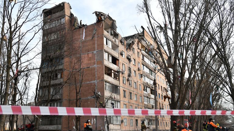 Сотрудники МЧС ДНР ликвидируют последствия попадания снаряда ВСУ в жилой дом на улице Пинтера в Донецке Сотрудники МЧС ДНР ликвидируют последствия попадания снаряда ВСУ в жилой дом на улице Пинтера в Донецке