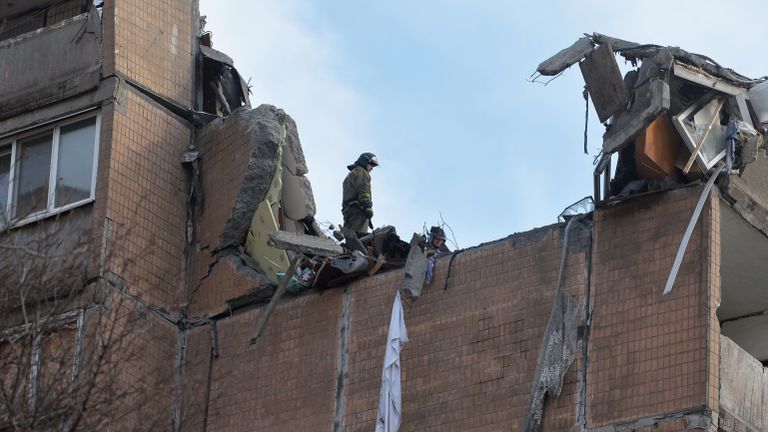 Сотрудники МЧС ДНР ликвидируют последствия попадания снаряда ВСУ в жилой дом на улице Пинтера в Донецке Сотрудники МЧС ДНР ликвидируют последствия попадания снаряда ВСУ в жилой дом на улице Пинтера в Донецке