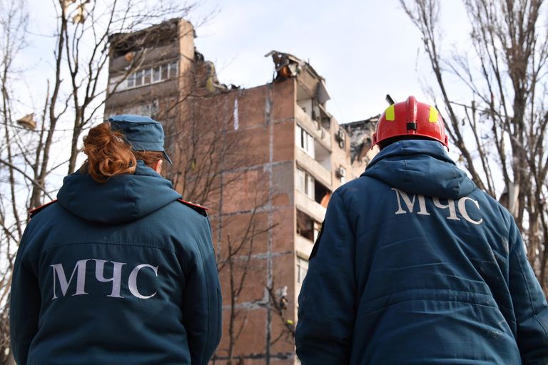 Сотрудники МЧС ДНР у жилого дома на улице Пинтера в Донецке, пострадавшего в результате обстрела украинскими войсками