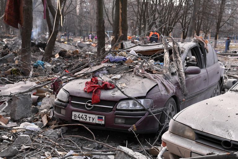 Легковые автомобили, пострадавшие от обломков после попадания снаряда ВСУ в жилой дом на улице Пинтера в Донецке