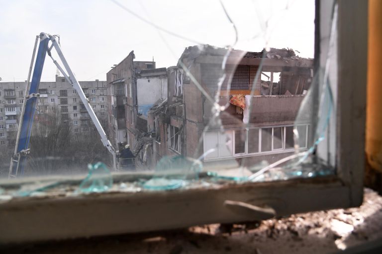 Сотрудники МЧС ДНР ликвидируют последствия попадания снаряда ВСУ в жилой дом на улице Пинтера в Донецке