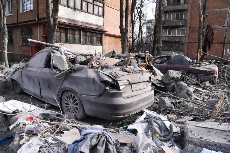 Легковые автомобили, пострадавшие от обломков после попадания снаряда ВСУ в жилой дом на улице Пинтера в Донецке