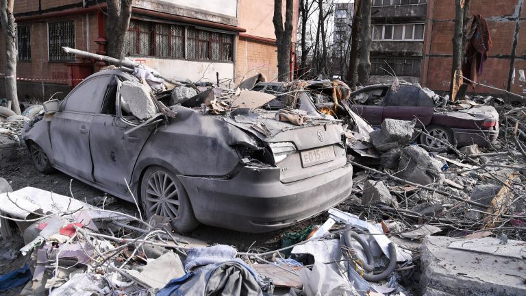 Легковые автомобили, пострадавшие от обломков после попадания снаряда ВСУ в жилой дом на улице Пинтера в Донецке Легковые автомобили, пострадавшие от обломков после попадания снаряда ВСУ в жилой дом на улице Пинтера в Донецке