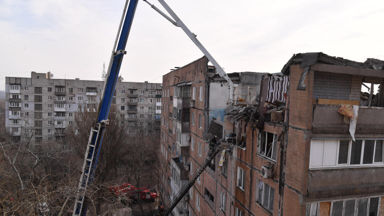 Сотрудники МЧС ДНР ликвидируют последствия попадания снаряда ВСУ в жилой дом на улице Пинтера в Донецке Сотрудники МЧС ДНР ликвидируют последствия попадания снаряда ВСУ в жилой дом на улице Пинтера в Донецке
