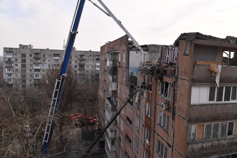 Сотрудники МЧС ДНР ликвидируют последствия попадания снаряда ВСУ в жилой дом на улице Пинтера в Донецке
