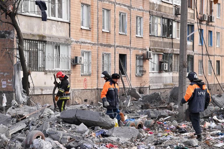 Сотрудники МЧС ДНР ликвидируют последствия попадания снаряда ВСУ в жилой дом на улице Пинтера в Донецке