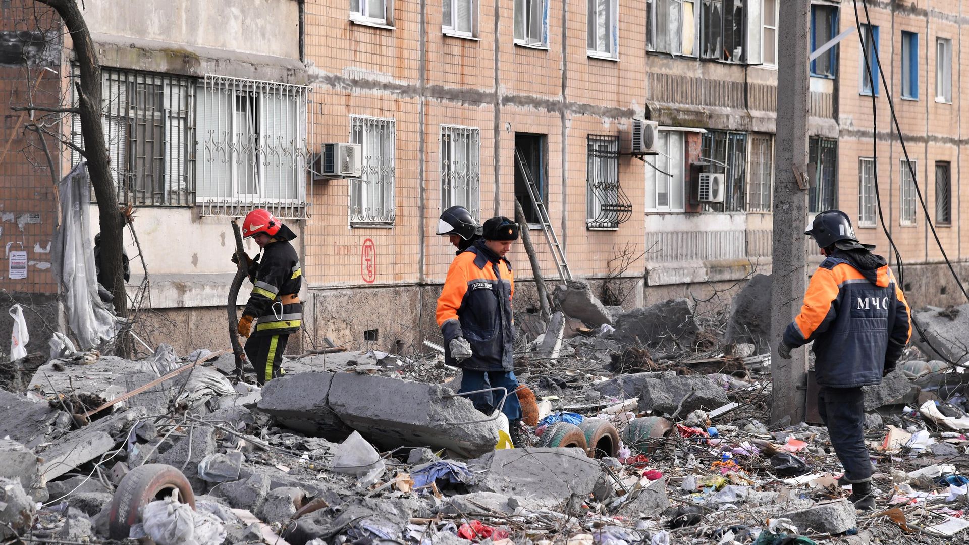 Сотрудники МЧС ДНР ликвидируют последствия попадания снаряда ВСУ в жилой дом в Донецке - РИА Новости, 1920, 22.04.2022