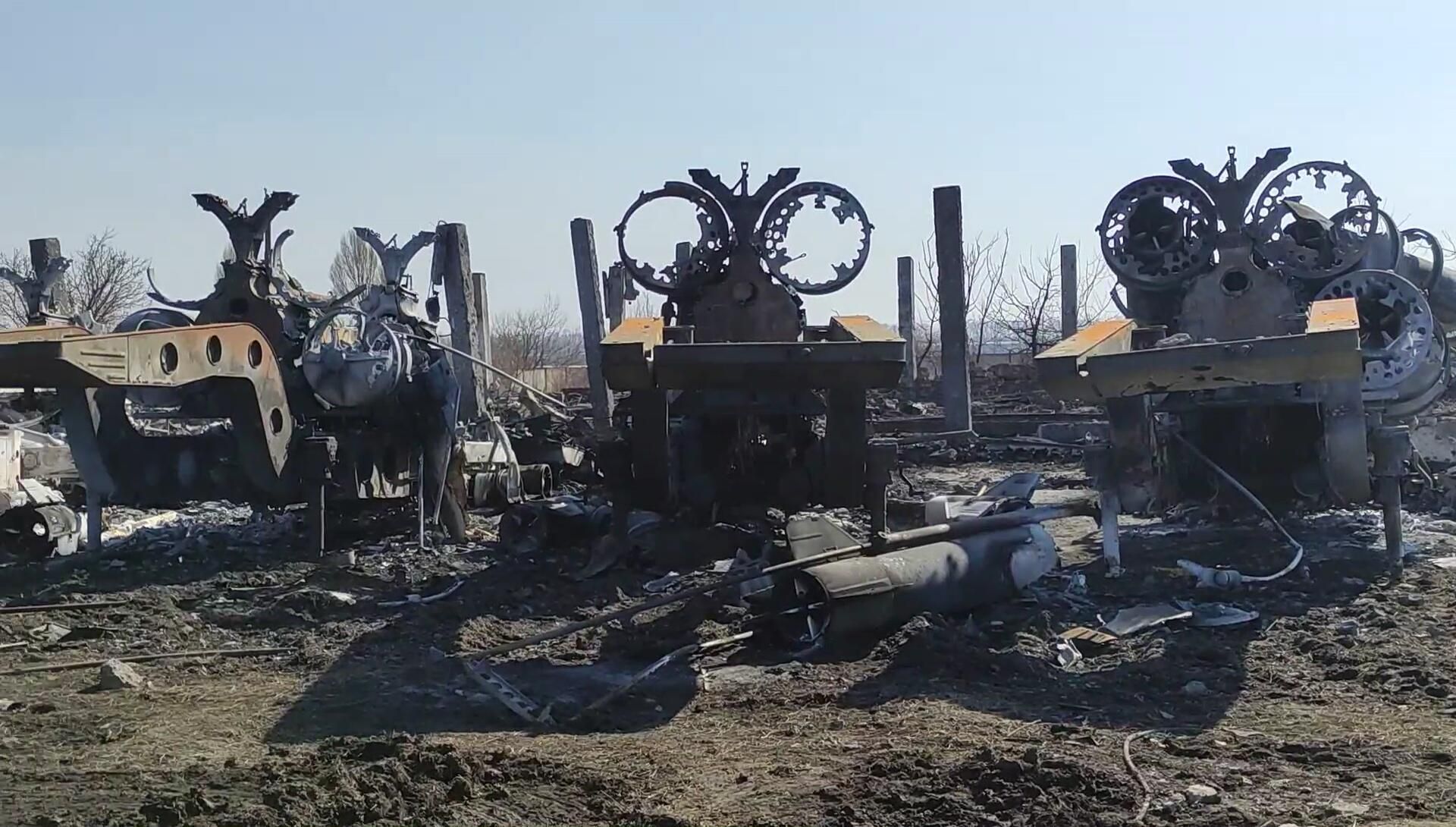 Уничтоженная позиция дивизиона зенитного ракетного комплекса С-300 ВСУ в населенном пункте Циркуны Харьковской области. Кадр видео Уничтоженная позиция дивизиона зенитного ракетного комплекса С-300 ВСУ в населенном пункте Циркуны Харьковской области. Кадр видео - РИА Новости, 1920, 11.07.2025