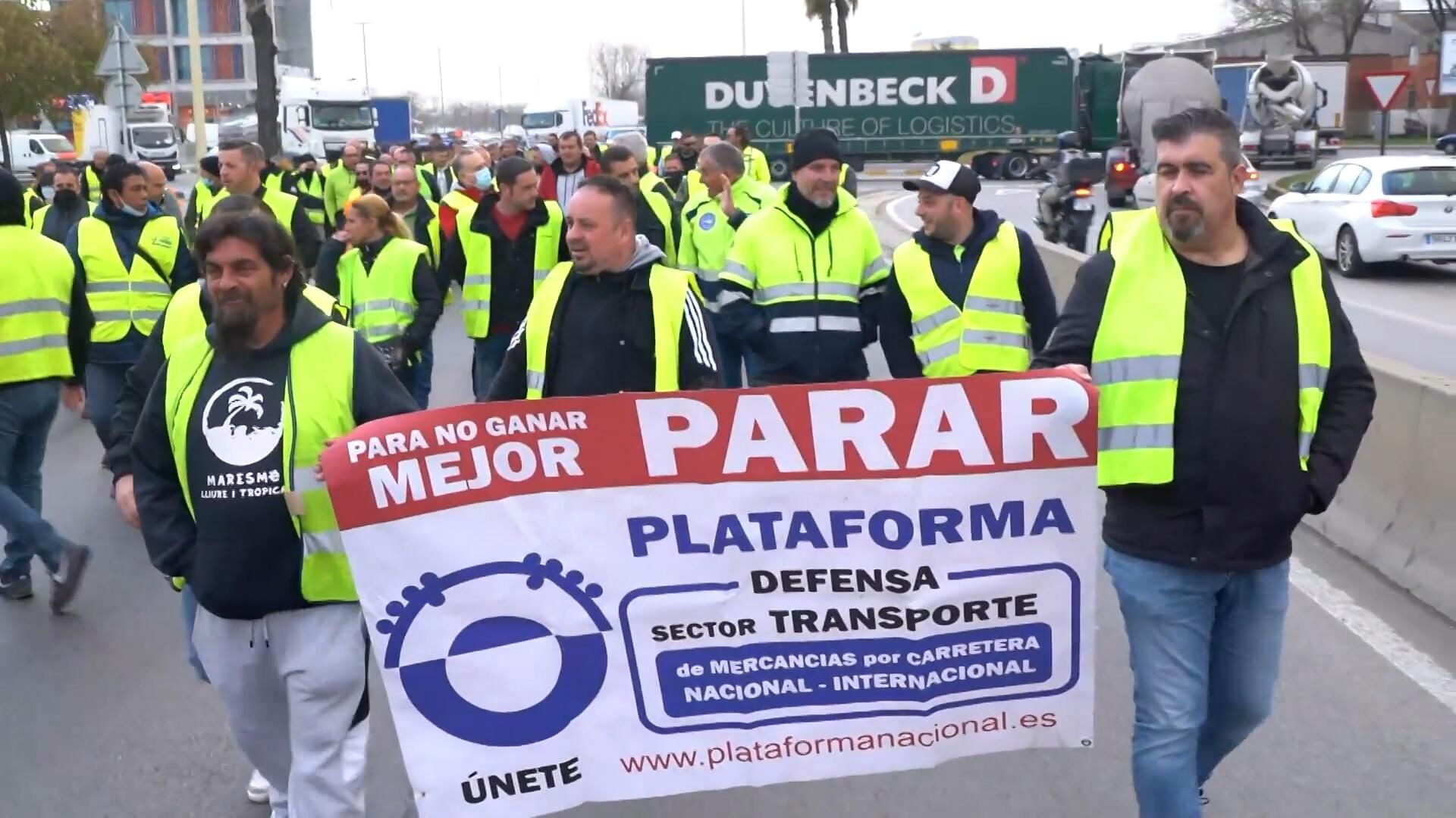 Акция протеста дальнобойщиков в Барселоне из-за высоких цен на топливо Акция протеста дальнобойщиков в Барселоне из-за высоких цен на топливо - РИА Новости, 1920, 30.03.2022