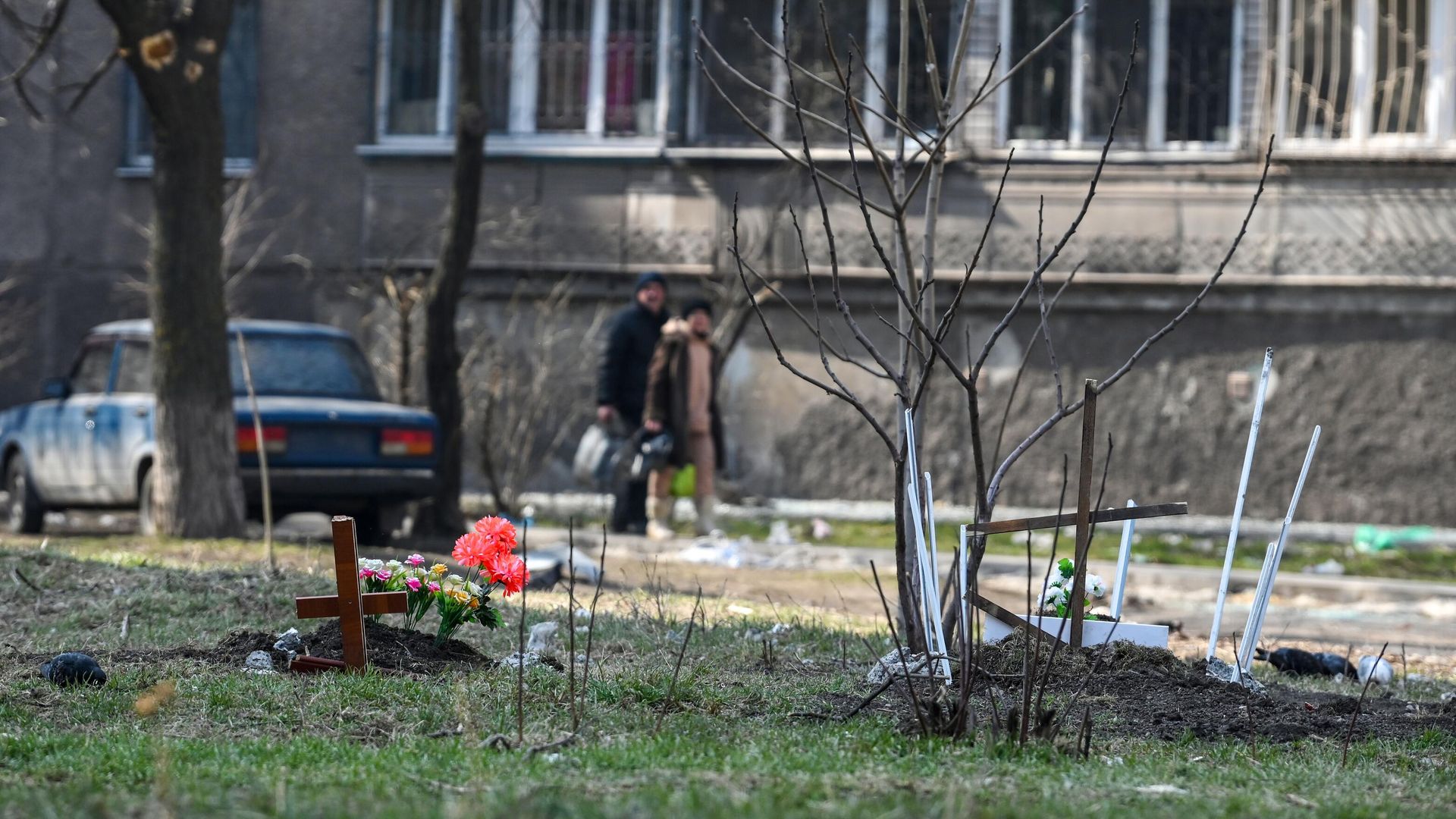 Могилы во дворе жилого дома в Мариуполе Могилы во дворе жилого дома в Мариуполе - РИА Новости, 1920, 30.03.2022