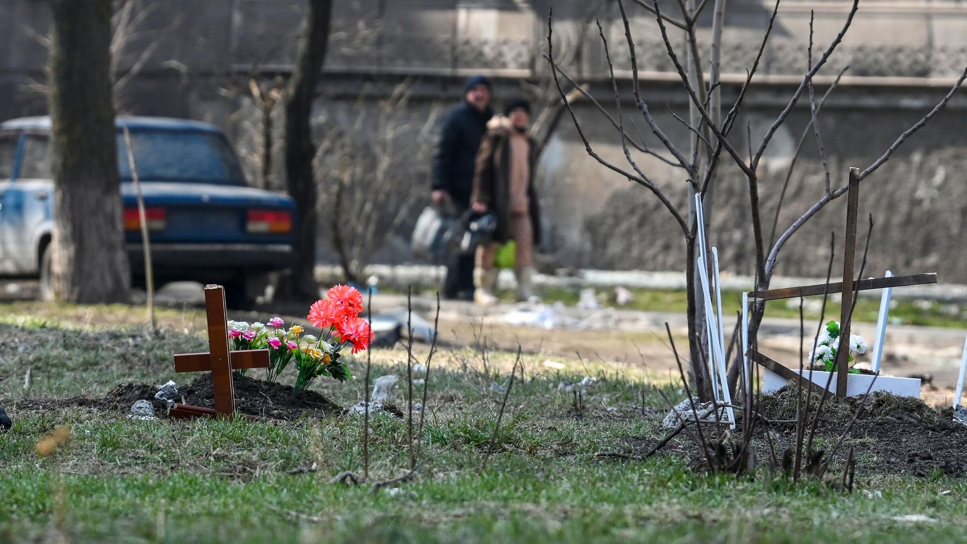 Могилы во дворе жилого дома в Мариуполе Могилы во дворе жилого дома в Мариуполе - РИА Новости, 1920, 30.03.2022