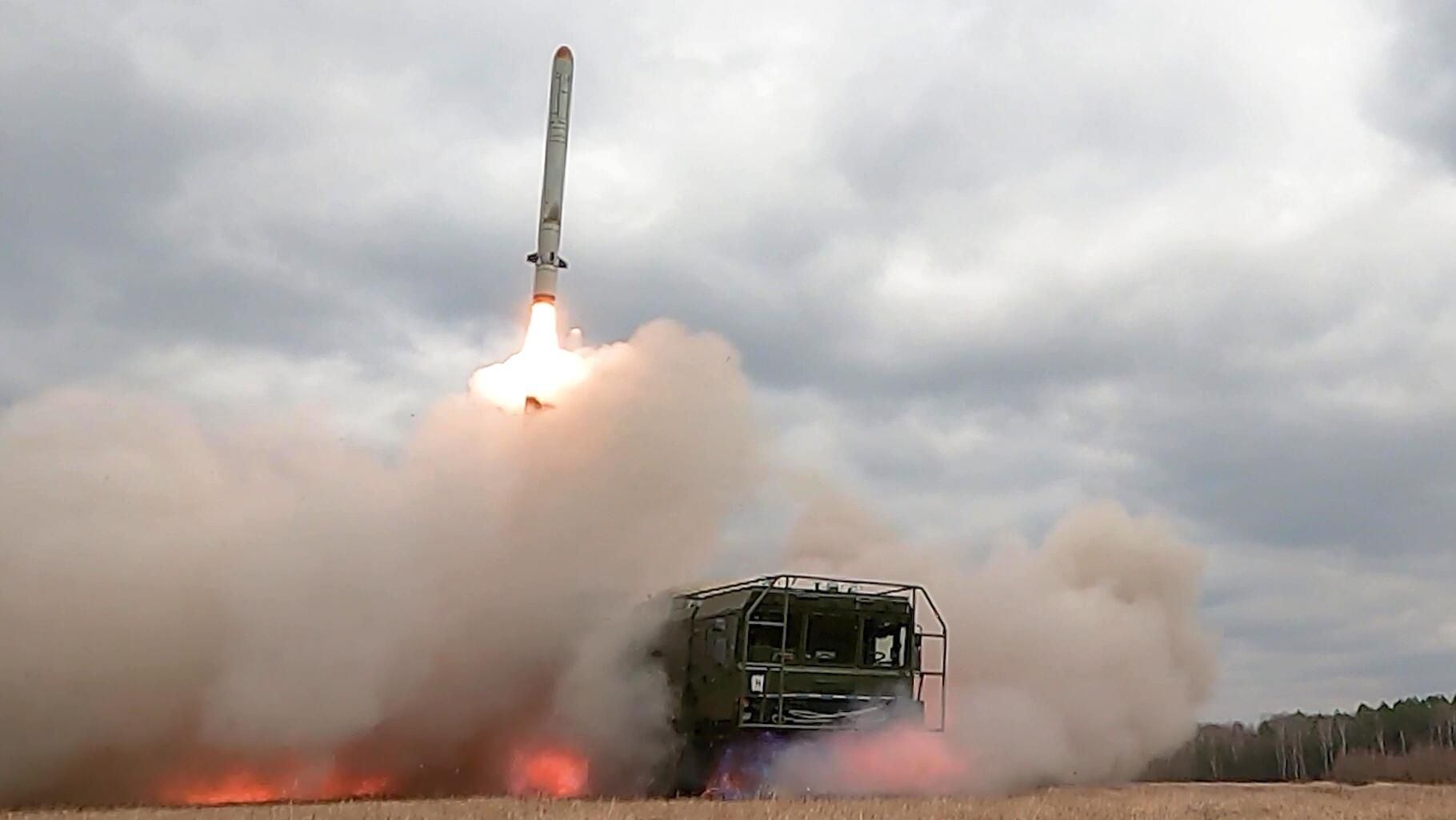 Удар оперативно-тактическим ракетным комплексом Искандер по объектам ВСУ на территории Украины. Стоп-кадр видео Удар оперативно-тактическим ракетным комплексом Искандер по объектам ВСУ на территории Украины. Стоп-кадр видео - РИА Новости, 1920, 03.06.2024